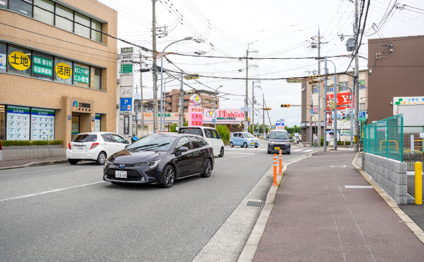 「山本駅交番前」交差点で左折します。